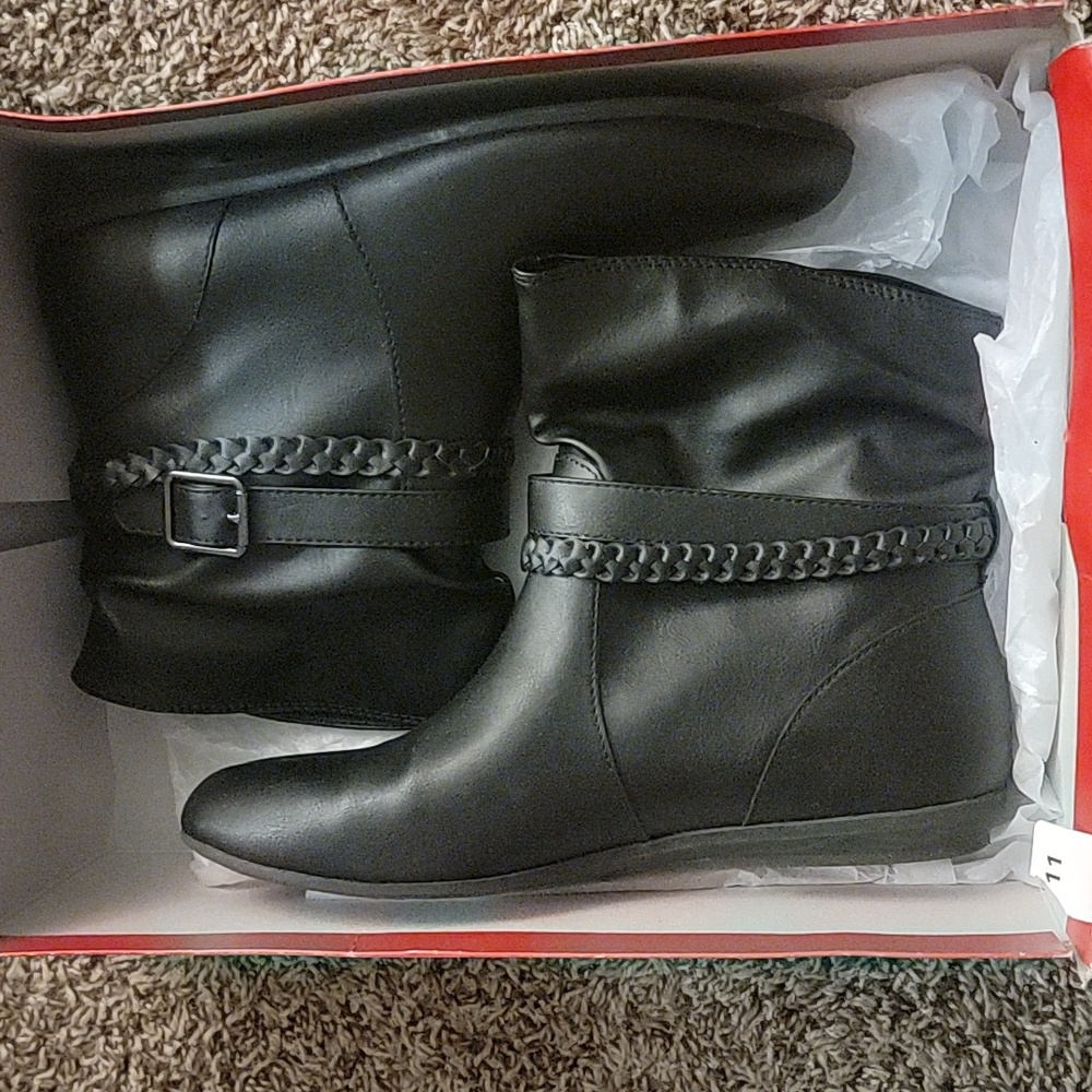 American Eagle size 11 Rachel in Black